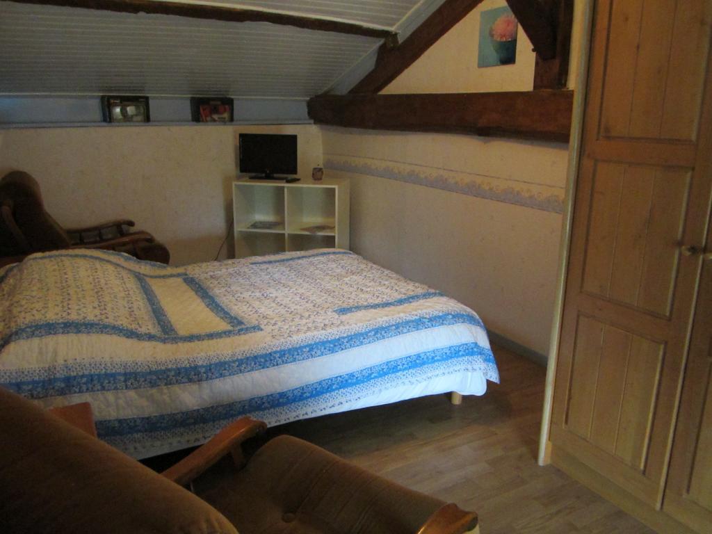 Chambres, Table D'Hotes Et Gites Les Mesanges Saint-Jean-de-Sauves Номер фото